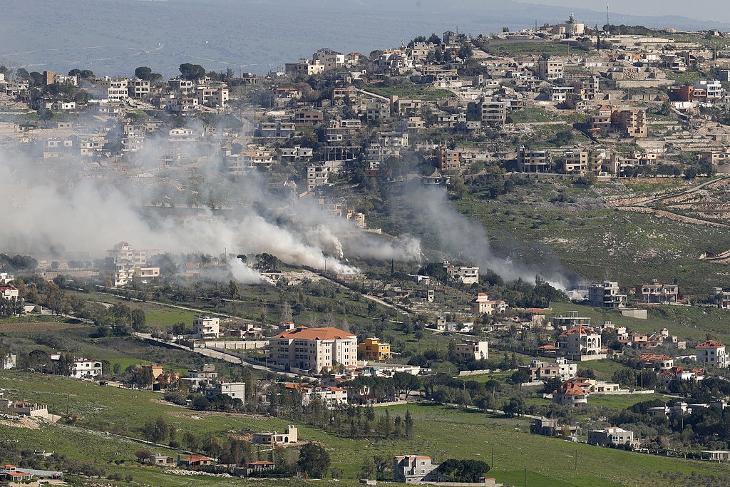 当地时间2026年3月17日，黎巴嫩纳巴蒂耶省希亚姆镇，以色列空袭该地区后多处地点升起烟雾。