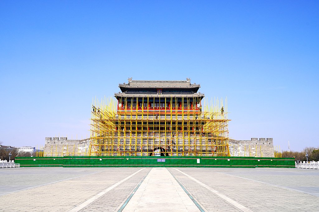 3月20日，北京，中轴线南端起点永定门城楼搭起脚手架，正式迎来20年来的首次系统性修缮。