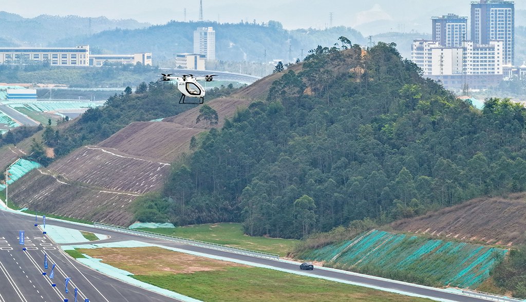 3月20日，广汽飞行汽车和车辆在中国汽研南方试验场同步测试（无人机照片）。