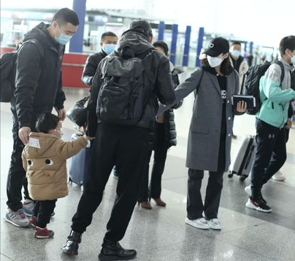 51岁陈建斌一家四口亮相，妻子穿着朴素小儿子呆萌可爱