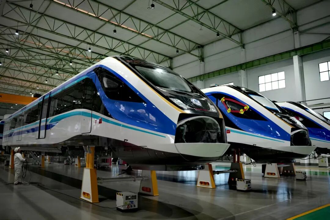 重庆中车长客生产车间里正在组装的15号线列车。陈洋 摄