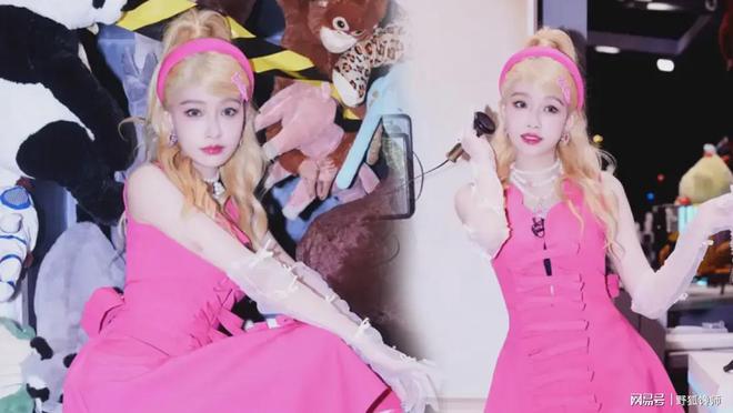 孙怡芭比娃娃造型，金发粉裙与蝴蝶结手套的搭配，甜美又俏皮。