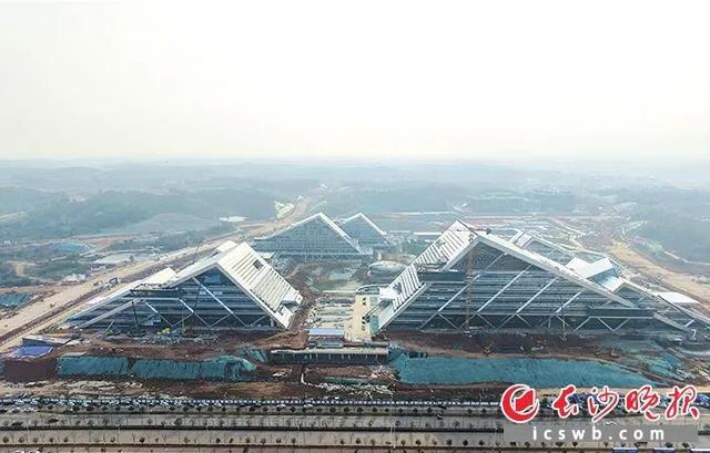湘江科学中心“五大建”目前已进入幕墙扫尾、室内装修阶段。邓迪 摄