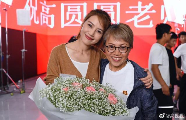 高圆圆晒杀青照告别新剧 手捧鲜花对镜甜笑状态好