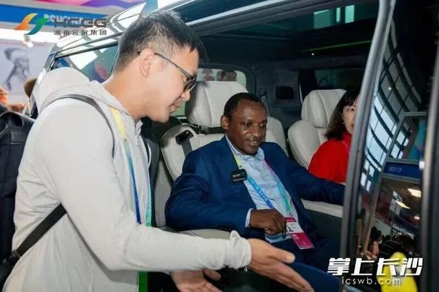 2025年的第四届中非经贸博览会上，非洲客商体验中国产新能源汽车。图片来源于长沙晚报网