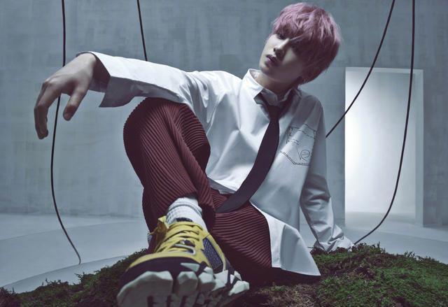 黄明昊《STYLE》三月刊封面大片，樱花粉发色，日系撕漫少年