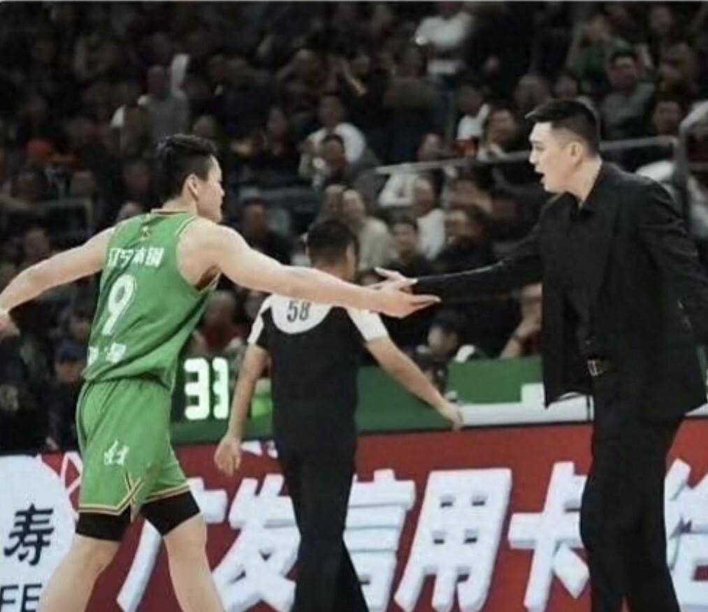 杨鸣解说席怒其不争:辽篮输球不冤,赵继伟身边真没人!