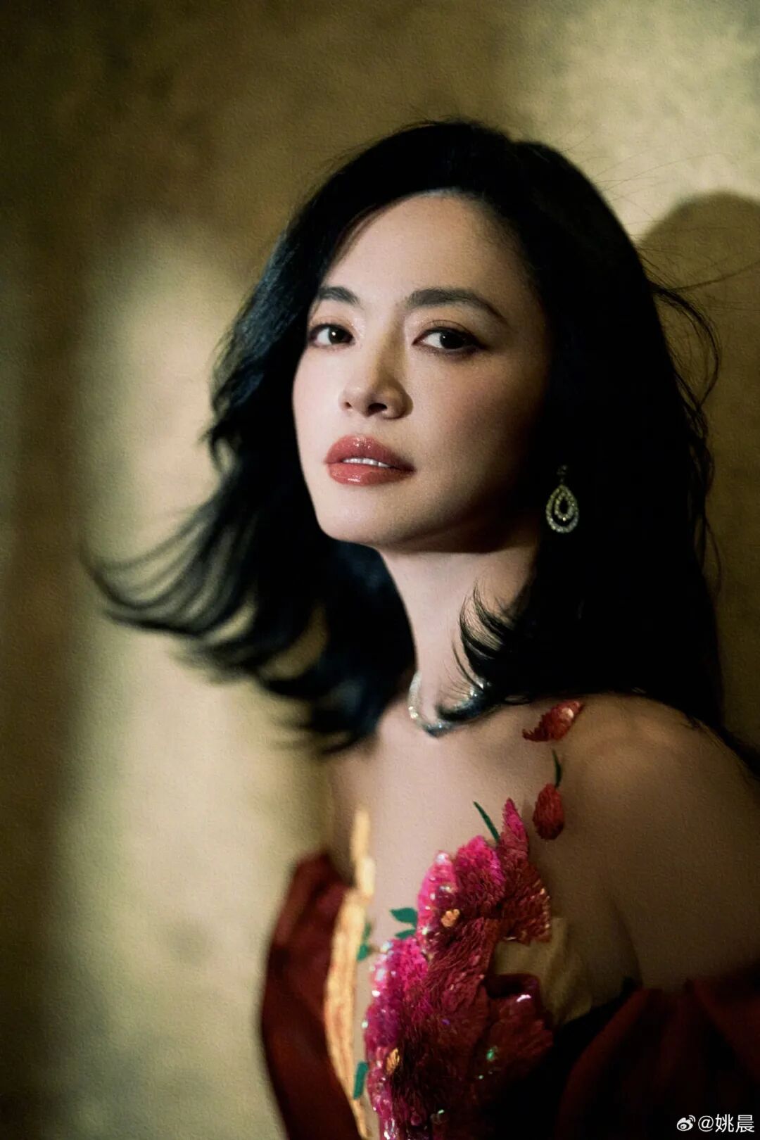 姚晨曹郁官宣离婚：多年前结束了婚姻关系，考虑当时孩子年幼，未对外公布，以后是家人一样的朋友