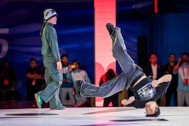 十五运｜霹雳舞巅峰对决，全红婵为刘清漪打call，舞者无惧奥运会赛道变迁