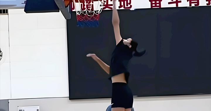 14岁长到了2米2，中国女篮迎来“文班亚马”！前女排球员改练篮球