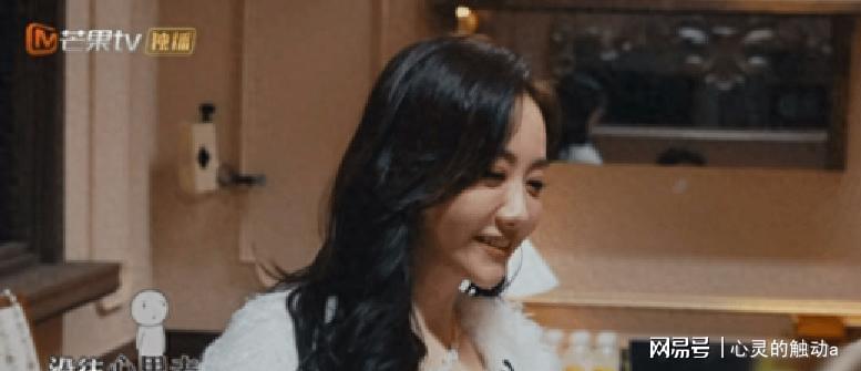 杨蓉《大侦探》“神操作”把何炅整脸红了！沉稳控场王秒变羞涩