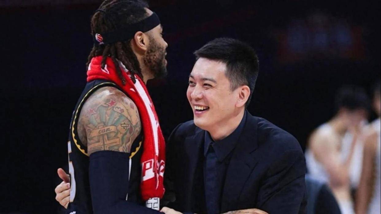 辽宁男篮外援莫兰德和杨鸣重归于好,原是一场误会引发情绪风波,大莫亲自道歉化解心结