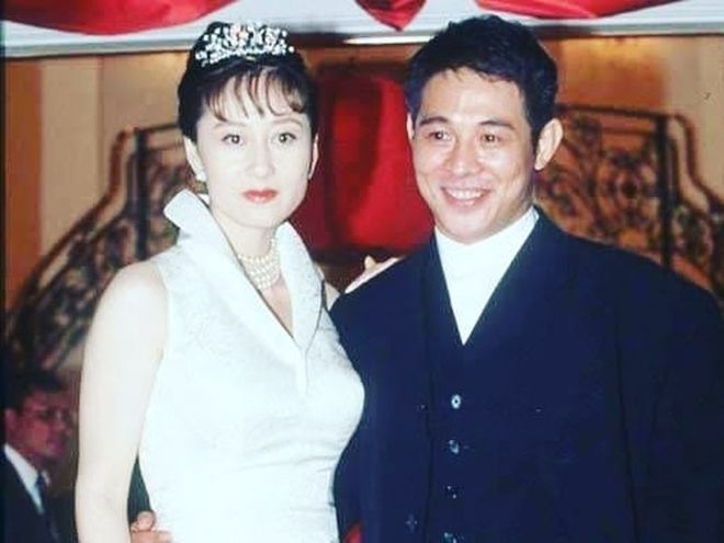 李连杰携俩女儿为利智庆生，女儿晒母女合照送祝福，画面温馨有爱