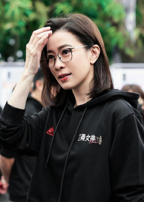 51岁佘诗曼吐舌扮鬼脸太可爱了,本人虽能看出年纪,但气质状态超好_新闻