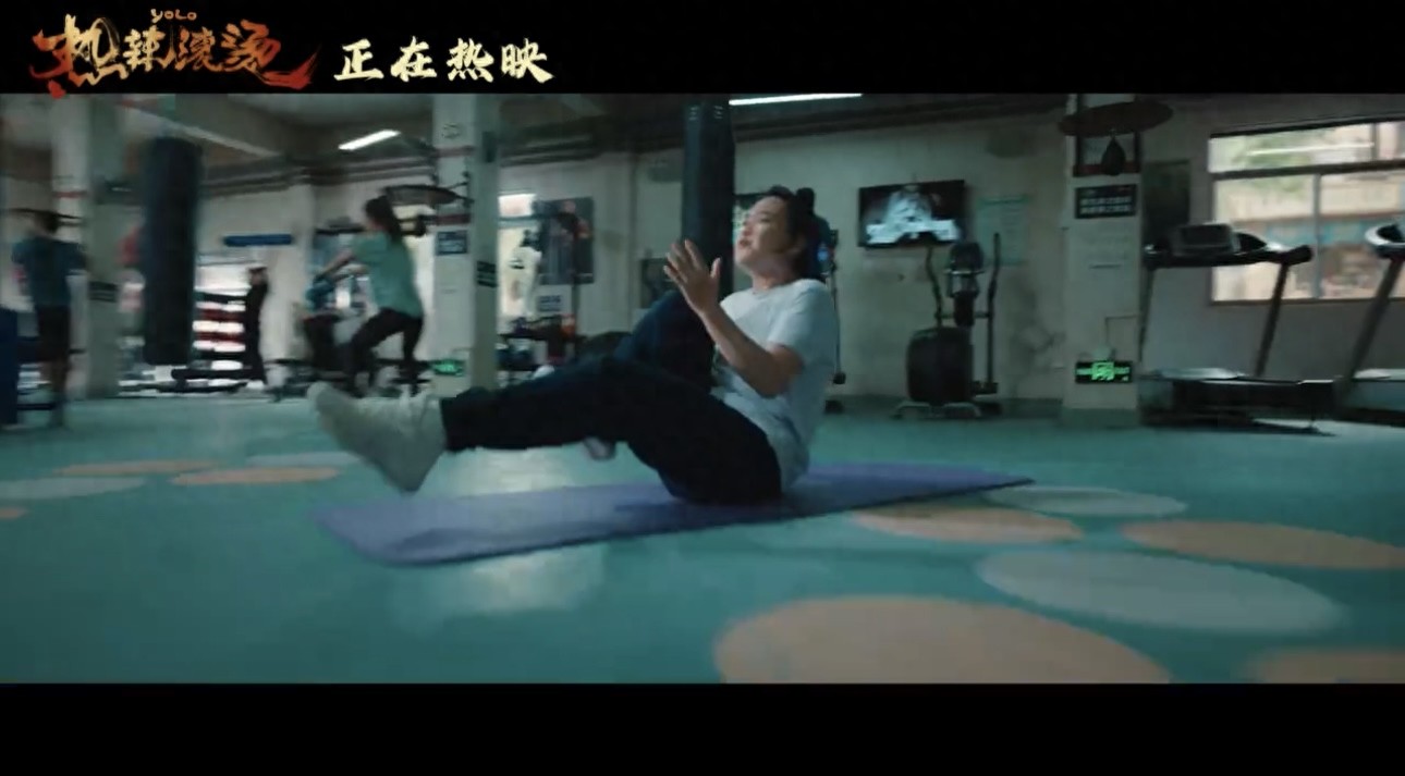 视频贾玲腹肌来袭,《热辣滚烫》新预告曝光减肥过程