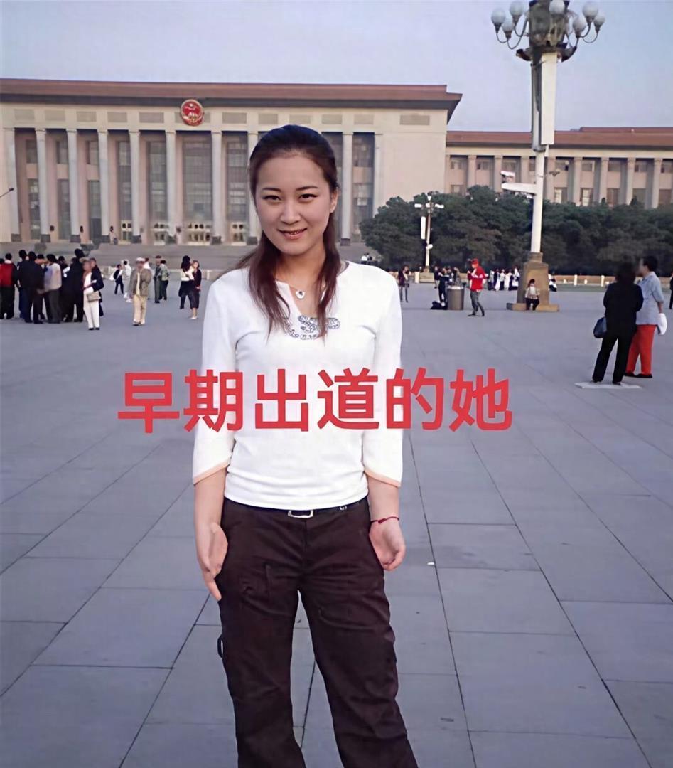 这是贾玲早期出道的样子，我觉得她从胖到瘦，她只是做回了自己