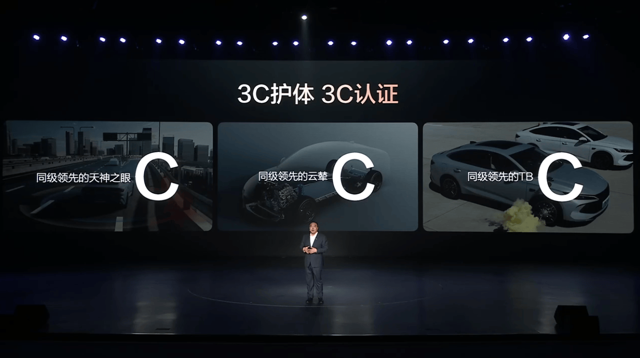 两个王四个2！看到比亚迪打牌的我就这样...