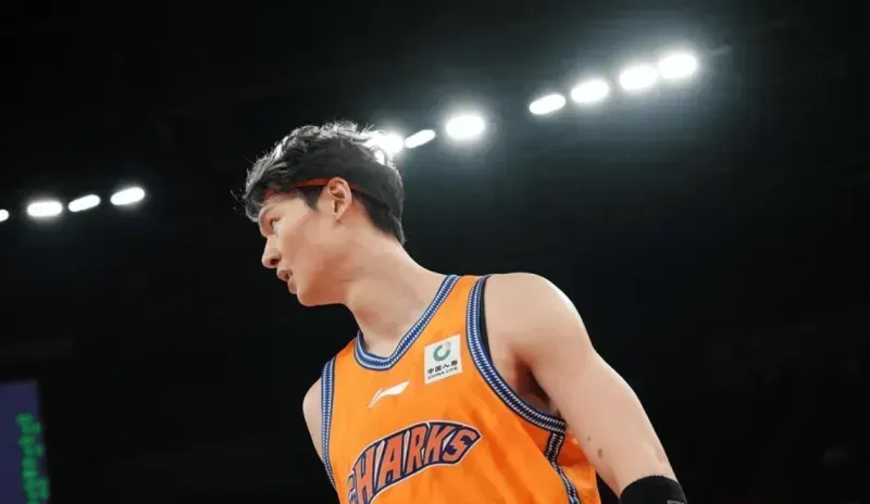 今晚上海vs广东大名单：李弘权、王哲林出战，崔永熙在列