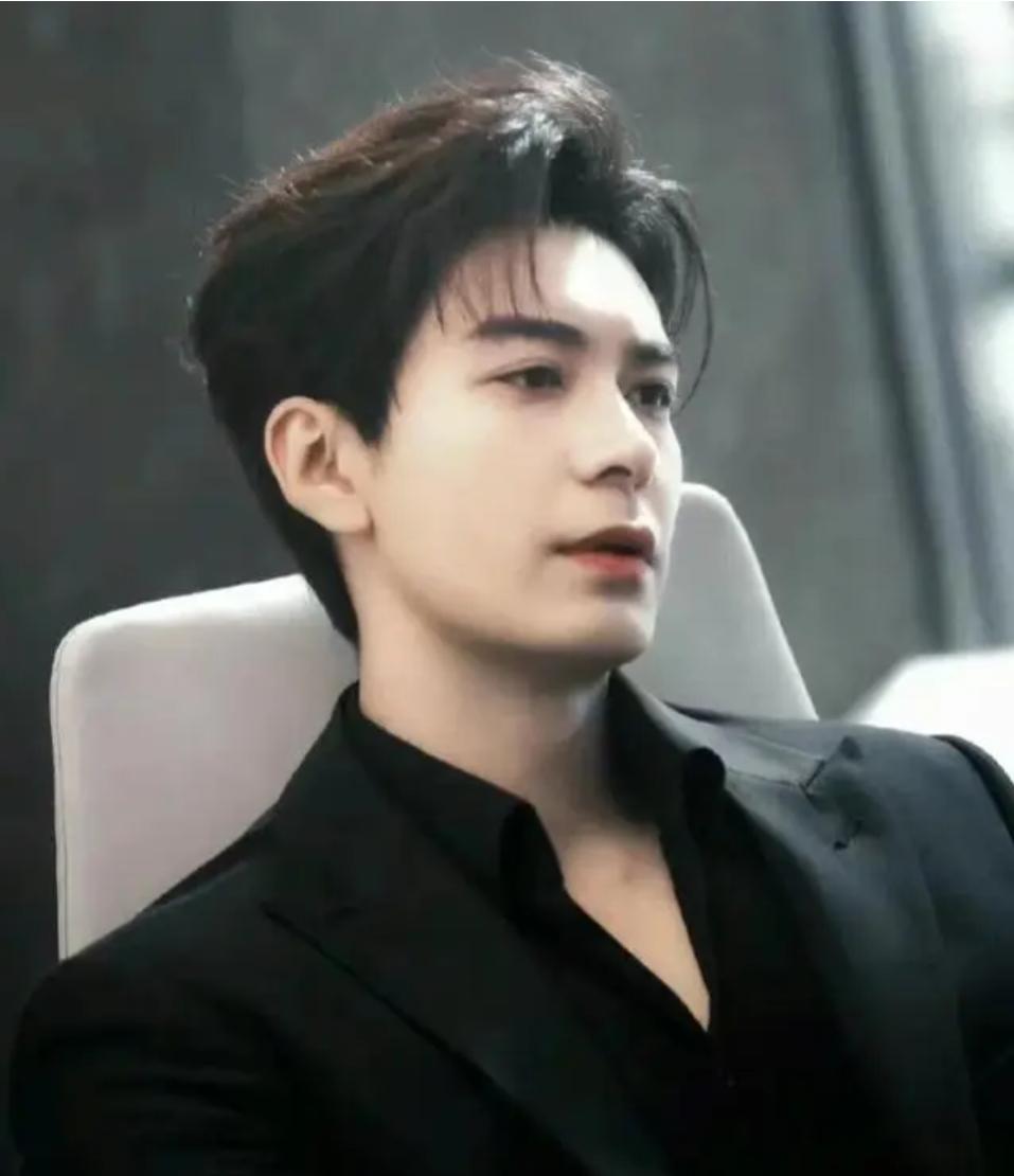 内娱十大顶级神颜男神:肖战问鼎榜首,李现王一博杨洋共列十强