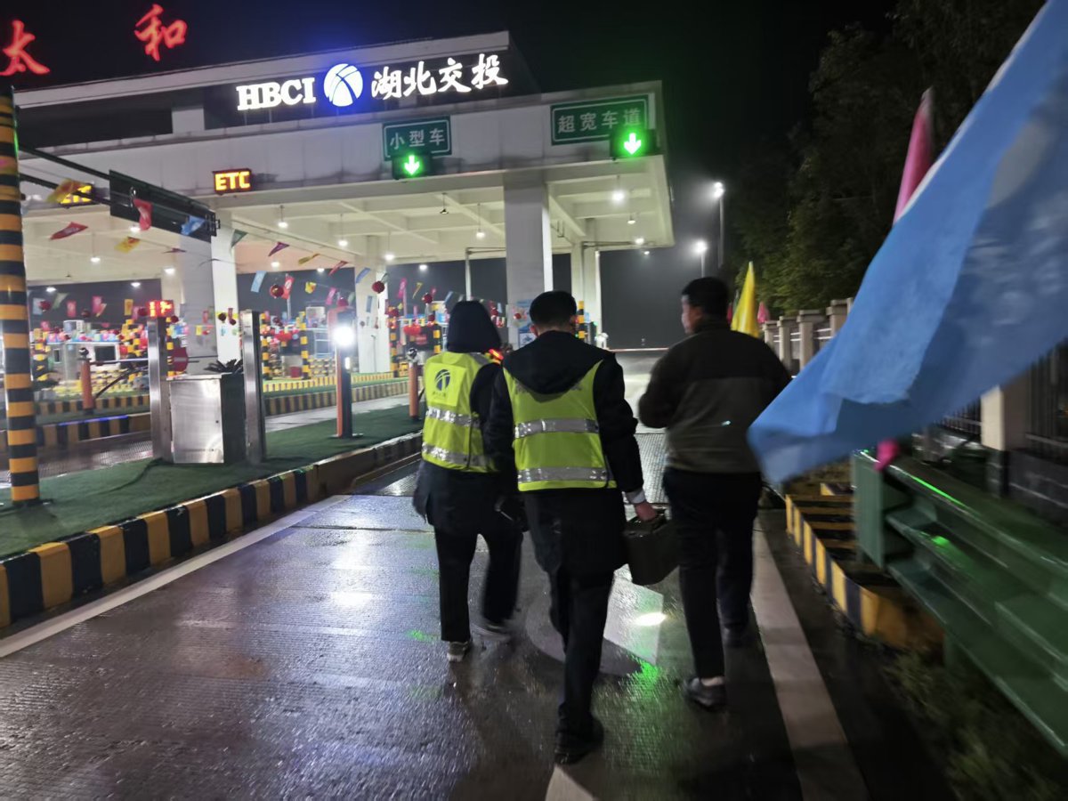 大货车雨夜燃油耗尽，湖北交投太和管理所送油解难