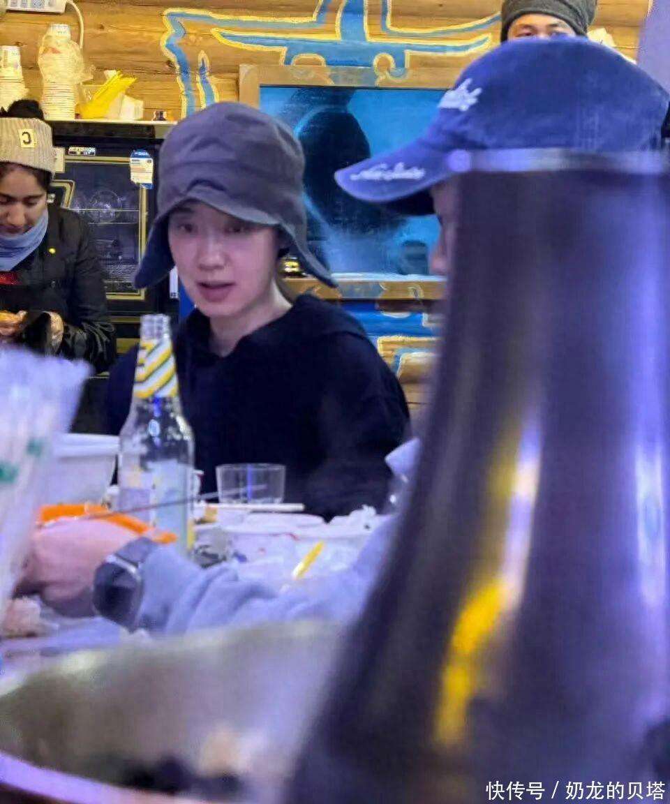 贾玲张小斐再度被偶遇，滑雪庆生后又火锅相聚，素颜吃火锅气氛松弛