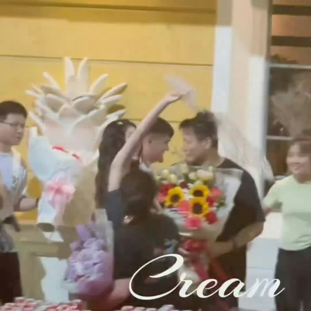 虞书欣《双轨》泰国杀青！泼水导演欢乐互动