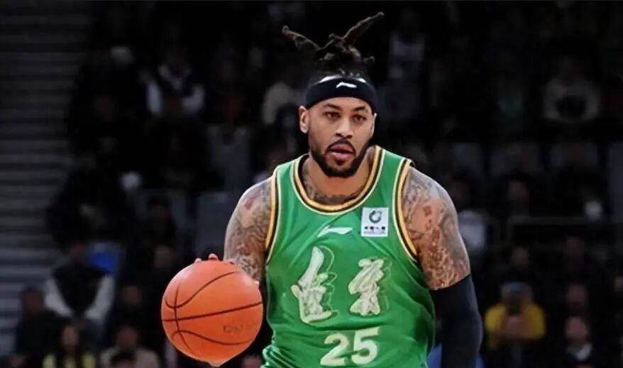 莫兰德仅得1分引争议,球迷质疑情绪不稳,杨鸣回应:继续观察,无急于更换