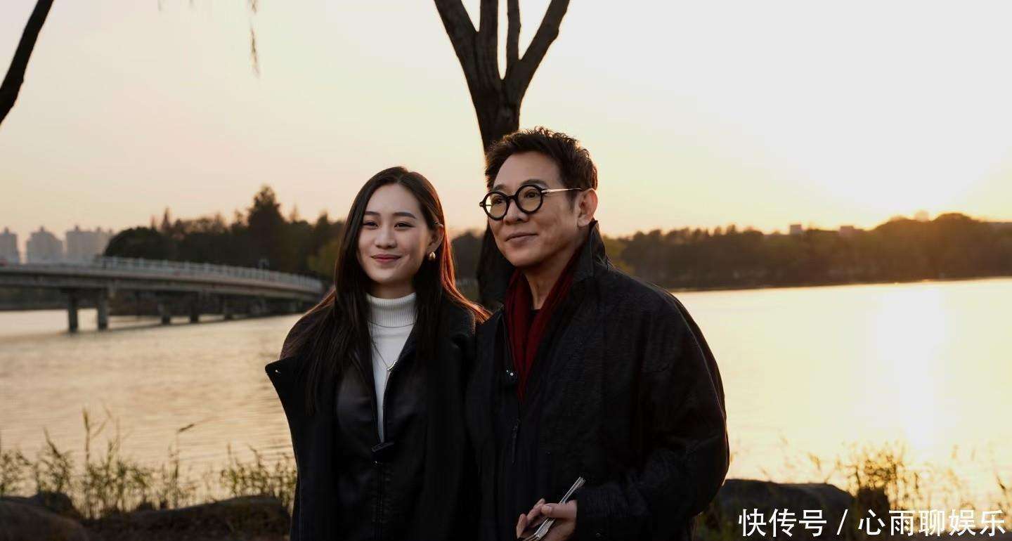 李连杰晒与女儿合照，颜值明显回春，李芷嫣眉眼间太像母亲利智了
