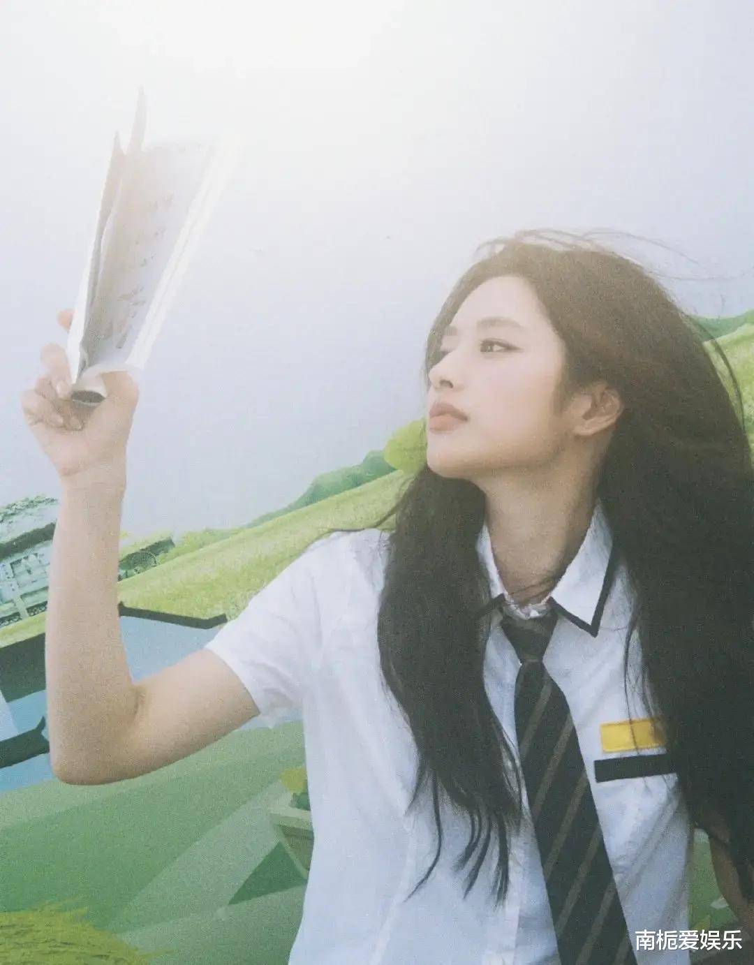 徐若晗春日学姐造型出圈,治愈系颜值唤醒校园回忆