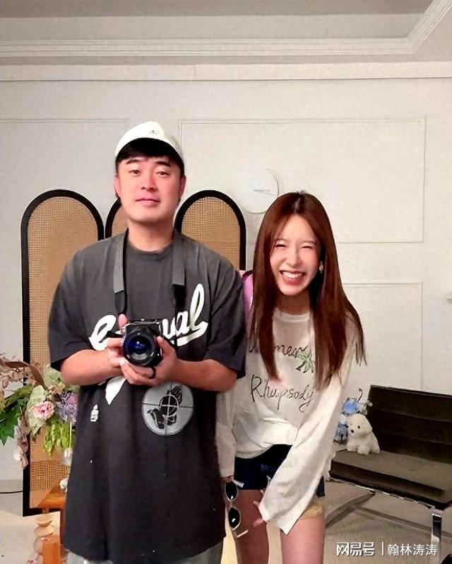 陈赫迪士尼偶遇，和张子萱手拉手动作甜蜜，俩娃被保姆推着好惬意