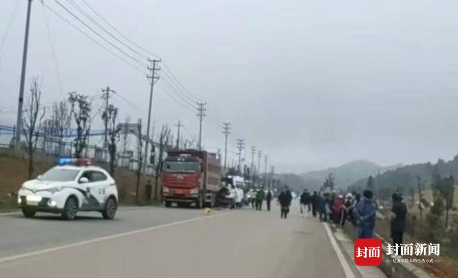 贵州省赫章县交通事故致学生2死11伤 目击者：疑7座车超载撞上货车