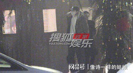 俞灏明王晓晨聚餐后牵手离开，两人感情稳定，好甜蜜！