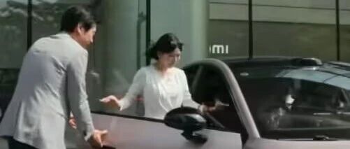 雷军、苏炳添为新一代小米 SU7 首批车主交车，亲自开车门