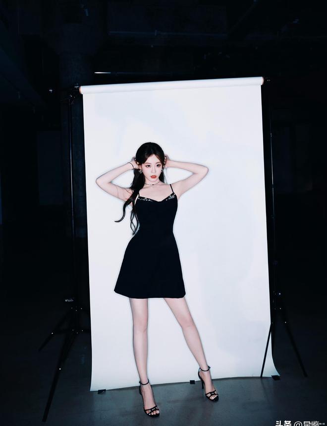 祝绪丹把“纯欲小黑裙”穿活了！清冷感直接拉满