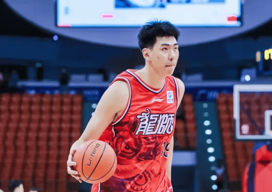 徐昕出战29分钟，投篮6中5、罚球2中2得到12分9篮板1助攻