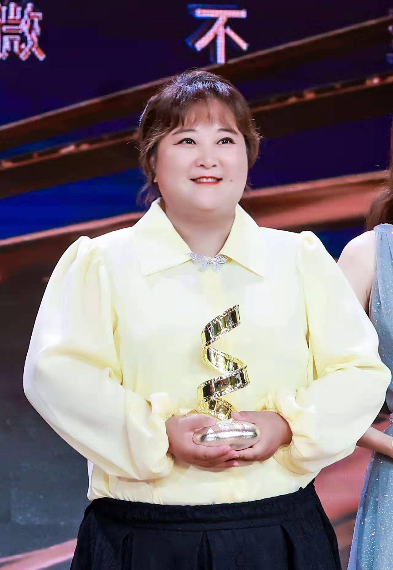 贾玲瘦的照片,年轻的贾玲是个标致的美女,变胖却是成名的代价