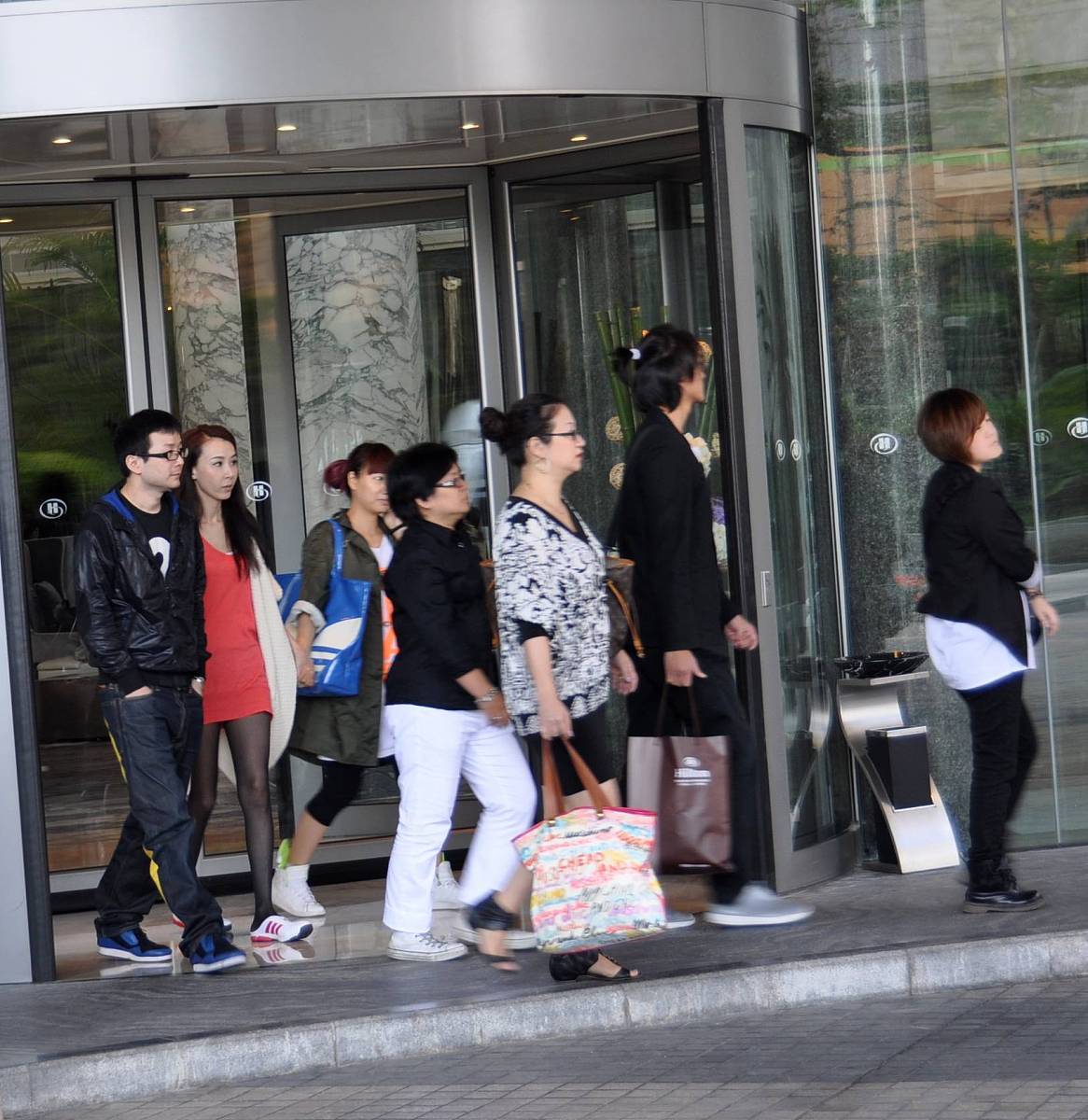 偶遇经济崛起：从贾玲递纸巾看明星与粉丝的新型默契