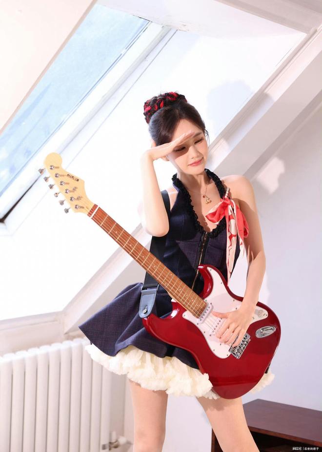 李一桐把“甜酷乐队风”穿活了！藏在细节里的少女感太戳人