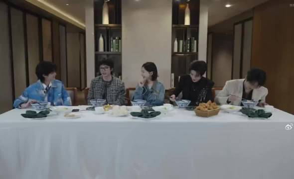 丁程鑫周柯宇同岁但丁程鑫大几个月