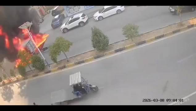 不要说白色马自达司机笨，慌乱中他还按正常程序开车的