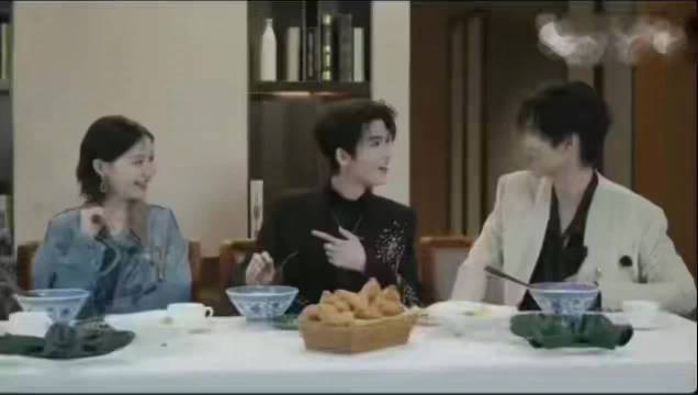 丁程鑫比周柯宇大，直播揭晓年龄排序