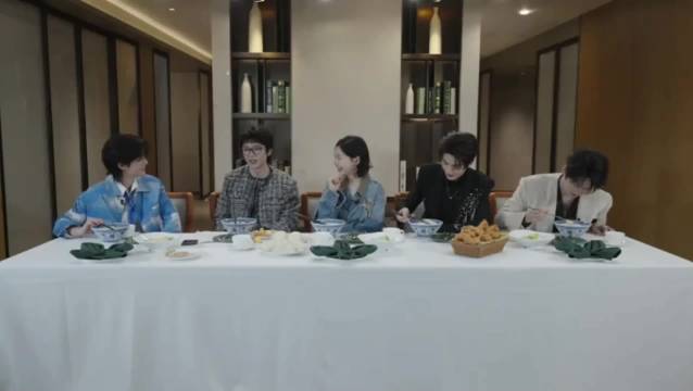 年龄冷知识：丁程鑫比周柯宇大