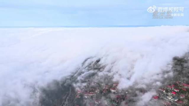 庐山瀑布云翻涌如千军万马，魏大勋献唱我的祖国这么美