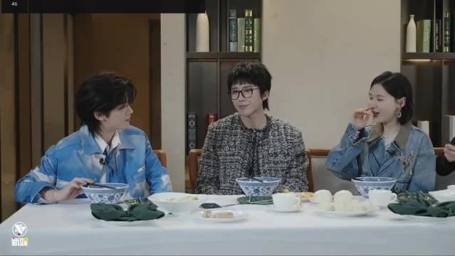 丁程鑫年龄比周柯宇大，直播中当上哥哥