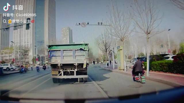 电动车快速反应避让货车，路口转弯需谨慎慢行
