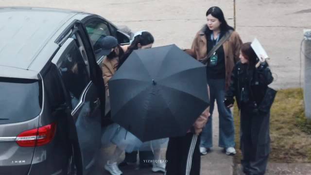 王玉雯飞行开推录制，蓝色公主裙完全洋娃娃啊！好期待王姐这一期