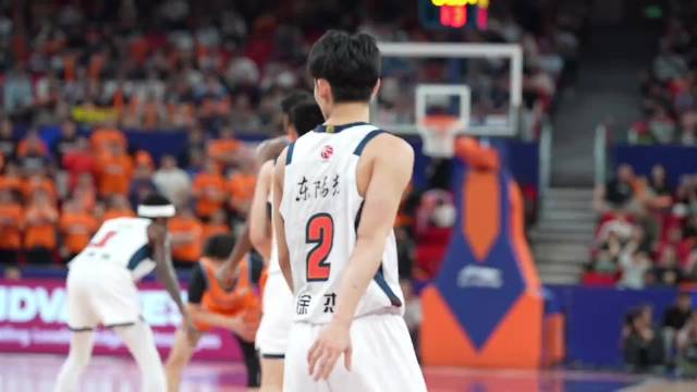 上海球迷齐喊晚安徐杰，徐杰三分回应后与裁判交流