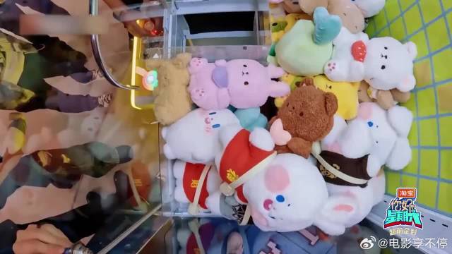 王嘉尔抓娃娃，丁程鑫在一旁调皮“放水”，太逗了