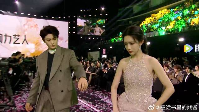 丁禹兮想扶孟子义上台阶，孟姐怕李昀锐吃醋，装看不见