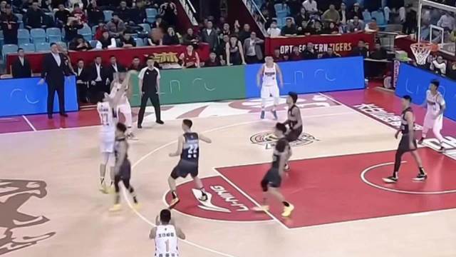 周琦8罚0中错失绝杀，许利民解释最后一攻安排